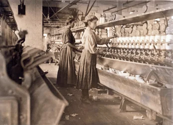 Frauen arbeiten trotz schwerer Schwangerschaft, in der Globe Cotton Mill, Augusta, Georgia