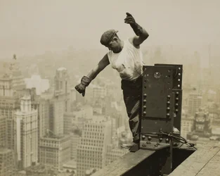 Arbeiter gibt Hochsignal an die Derrick-Crew
