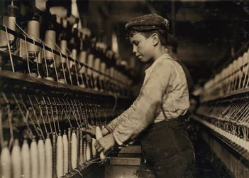 Junger Junge arbeitet als Doffer in der Globe Cotton Mill, Augusta, Georgia, USA, ca. 1909
