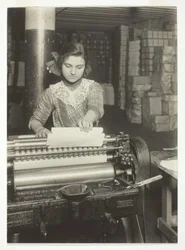 Junger Arbeiter in einer Papierboxfabrik