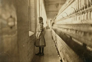 Junges Mädchen, das in einer Mühle arbeitet, Lincolnton, North Carolina, USA, ca. 1908 (s/w Foto)