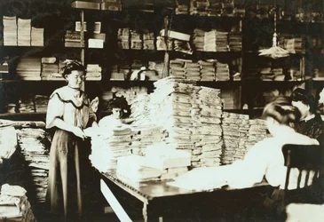 Junge Frauen sortieren Papiere in einem Lagerraum, ca. 1905