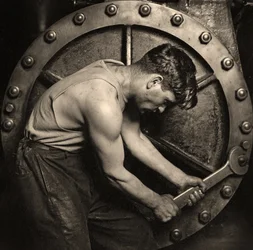 Nahaufnahme eines Kraftwerksmechanikers bei der Arbeit an einer Dampfpumpe ca. 1920 (Foto)