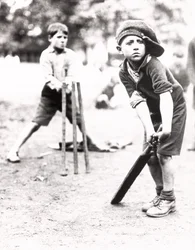 Jungen spielen Cricket