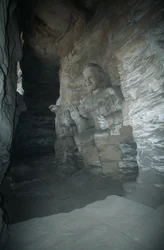 Sandsteinstatue des Buddha in den Yungang-Grotten
