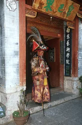 Mann in traditioneller Naxi-Tracht