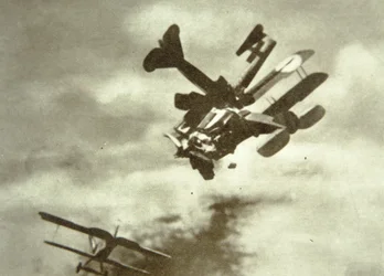 Deutsche und britische Flugzeuge kollidieren in der Luft