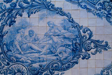 Glasierte Fliesen aus dem Palast der Grafen von Estoi. Estoi, Portugal
