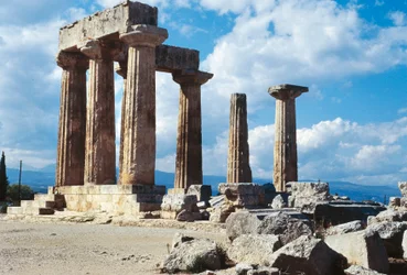 Griechenland, Peloponnes, Korinth, Apollontempel, dorische Säulen mit klassischer griechischer Architektur