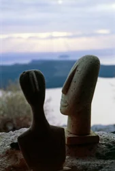 Köpfe von kykladischen Idolen vor der Küste, Kykladeninseln, Griechenland, Kykladische Zivilisation (Foto)