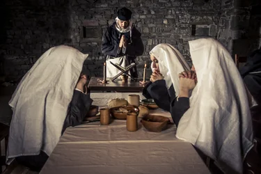Historische Nachstellung: Gebet vor dem Abendessen im Refektorium, Kloster des Ordens der Hospitaliter (1250-1291), Akko, Israel