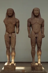 Kleobis und Biton, ca. 610-590 v. Chr., Parische Marmorstatuen, von Polymedes von Argos, gewidmet Delphi von der Stadt Argos, Griechenland, griechische Zivilisation, 7.-6. Jahrhundert v. Chr.