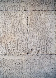 Gesetzbuch von Gortyn, dorische Inschriften auf Steintafeln, Gortyn, Kreta, Griechenland, griechische Zivilisation, 5. Jahrhundert v. Chr. (Detail)