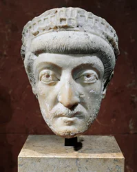 Marmorkopf des römischen Kaisers des Ostens Theodosius II.