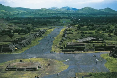 Mexiko, Becken von Mexiko, Mexiko-Stadt, Teotihuacan (Stadt der Götter), Mondpyramide und Totenallee