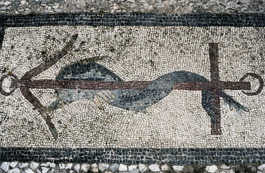 Mosaik, das einen Delfin und einen Anker darstellt, Insel Delos (UNESCO-Welterbeliste)