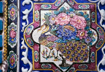 Pfau und Blumen, polychrome Fliesendekoration im Tekyeh Mo