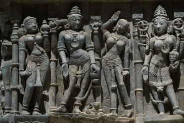 Relief, das weibliche Figuren darstellt, Adishvara-Tempel, Vimalavasi Tuk, Tempelkomplex auf dem Shatrunjaya-Hügel, Palitana, Gujarat, Indien