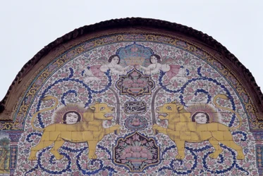 Sonne und Löwe, königliches Emblem der Kadscharen-Dynastie, polychrome Fliesendekoration an der Vorderseite des Qavam-Hauses, auch bekannt als Narenjestan e Ghavam