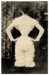 Frau trägt ein Korsett um 1865 (Foto)