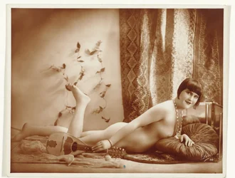 Liegender weiblicher Akt mit Mandoline