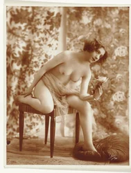 Weiblicher Akt mit Blume