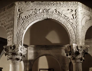 Lombardische Kunst, Renaissance von Liutprand (Liutprandus) König der Langobarden: Detail eines mit Reliefs verzierten Bogens, 730-740 (Rinascenza liutprandea, Detail eines Bogens mit Reliefs) Cividale del Friuli, Christliches Museum von Cividale nel Friul