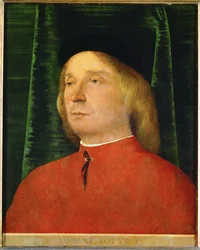 Junger Mann in roter Jacke