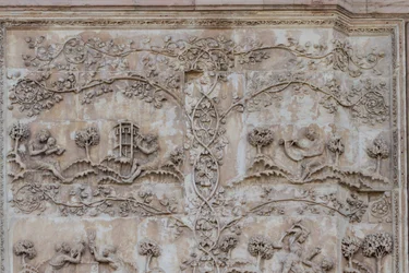 Naamah lehrt ein Kind lesen und Tubal-cain schlägt Glocken mit einem Hammer; Enos, Sohn von Seth, zeichnet mit einem Zirkel, Geschichten aus der Genesis, Basreliefs von Lorenzo Maitani, erste Säule, Seitenfassade der Kathedrale von Orvieto, Umbrien, Italie