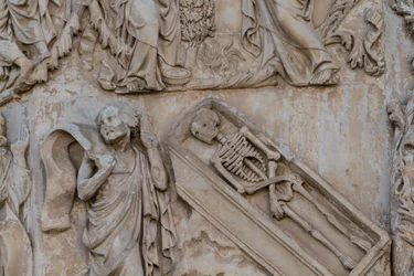 Prophet Ezechiel, Detail aus dem Jessebaum und messianischen Prophezeiungen, Geschichten aus der Genesis, Basreliefs von Lorenzo Maitani (vor 1275-1330), zweite Säule, Fassade des Doms von Orvieto, Umbrien, Italien