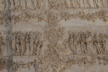 Szenen des Jüngsten Gerichts, Geschichten der Apokalypse, Basreliefs von Lorenzo Maitani und Assistenten, vierte Säule, Fassade des Doms von Orvieto, Umbrien, Italien