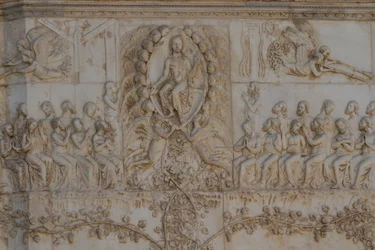 Szenen des Jüngsten Gerichts, Geschichten der Apokalypse, Basreliefs von Lorenzo Maitani (vor 1275-1330) und Assistenten, vierte Säule, Fassade des Doms von Orvieto, Umbrien, Italien