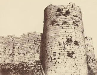 Kalaat-El-Hosn, Zweite Umfriedung, Außen, Eckturm, Südwesten, 1859 (Foto)