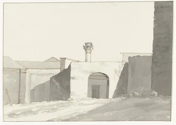 Antike Säule und Gebäude im Hafen von Brindisi