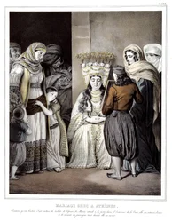 Griechische Hochzeit in Athen. Während ein griechischer Friseur die Toilette der Braut vervollständigt, wartet die Braut an der Tür im Hof, umgeben von Freunden und Neugierigen, ein junger Grieche hält ihr einen Spiegel vor. in „Reise nach Athen und Konsta