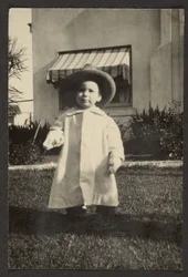 Baby mit großem Hut