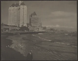 [Strandszene mit Hochhaus]