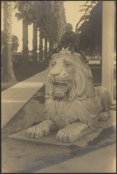 [Kind auf Löwenstatue]