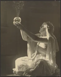 [Kostümierte Frau mit einem Glas-Räuchergefäß]