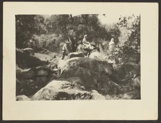 Figuren durchqueren Landschaft