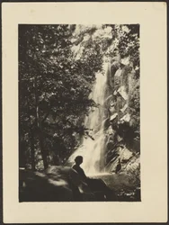 [Figuren und Wasserfall]
