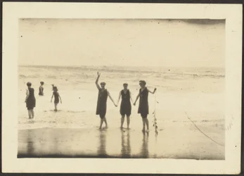[Figuren in Badeanzügen am Strand]