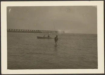 [Figuren in Meereslandschaft]