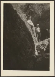 [Figuren im Sonnenlicht auf Felsen]