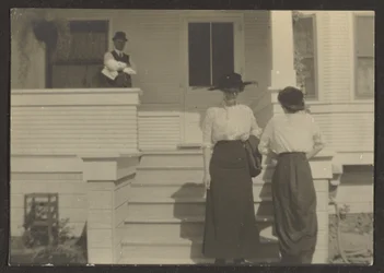 Figuren auf der Veranda