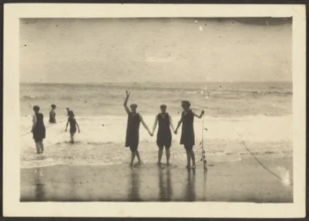 Figuren am Strand mit Seetang