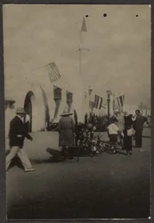 Figuren mit Fahnen