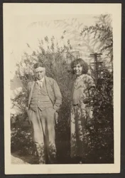 [Fleckenstein und Florence im Garten]