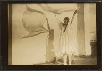 Florence tanzt im indianischen Kostüm