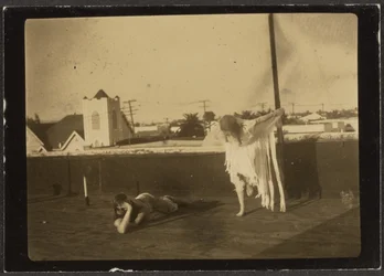 Florence tanzt im indianischen Kostüm